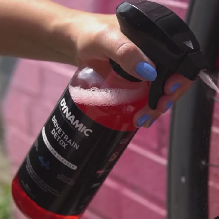 Dégraissant Bio Drivetrain Detox en utilisation sur une transmission vélo