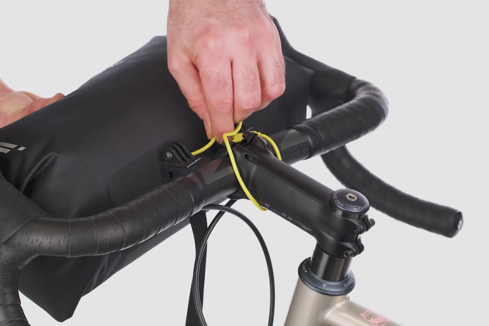 Sacoche guidon Apidura Expedition installee sur velo en configuration bikepacking