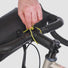 Sacoche guidon Apidura Expedition installee sur velo en configuration bikepacking
