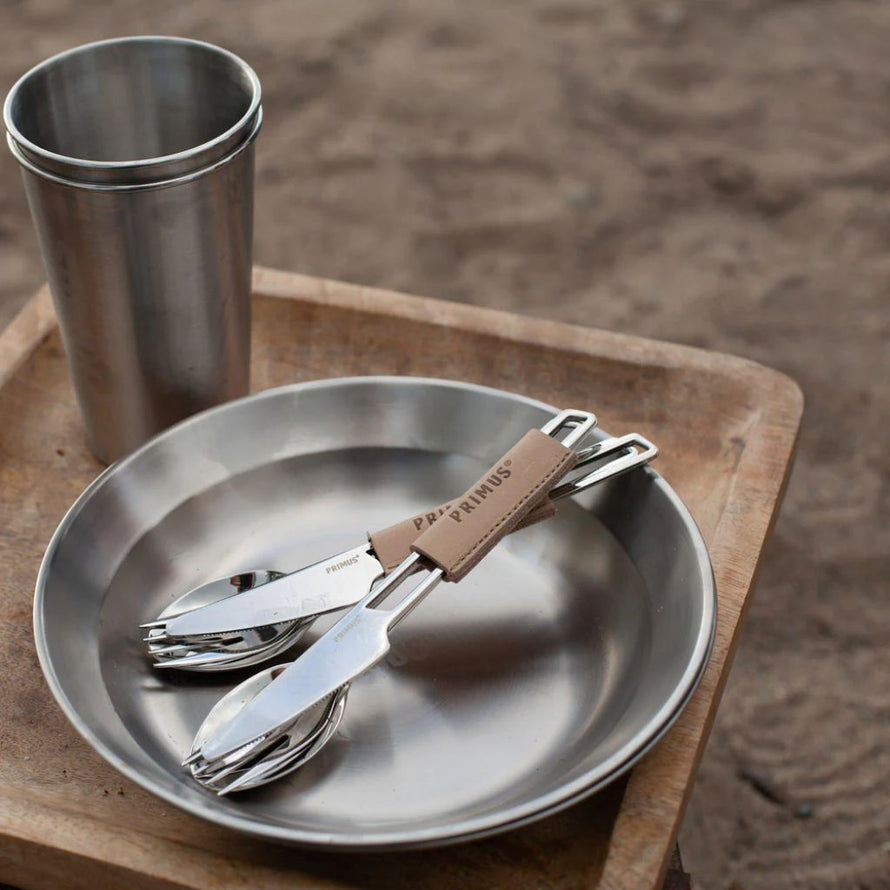 Couverts Primus Campfire assemblés avec leur boucle en cuir pour le bivouac à vélo