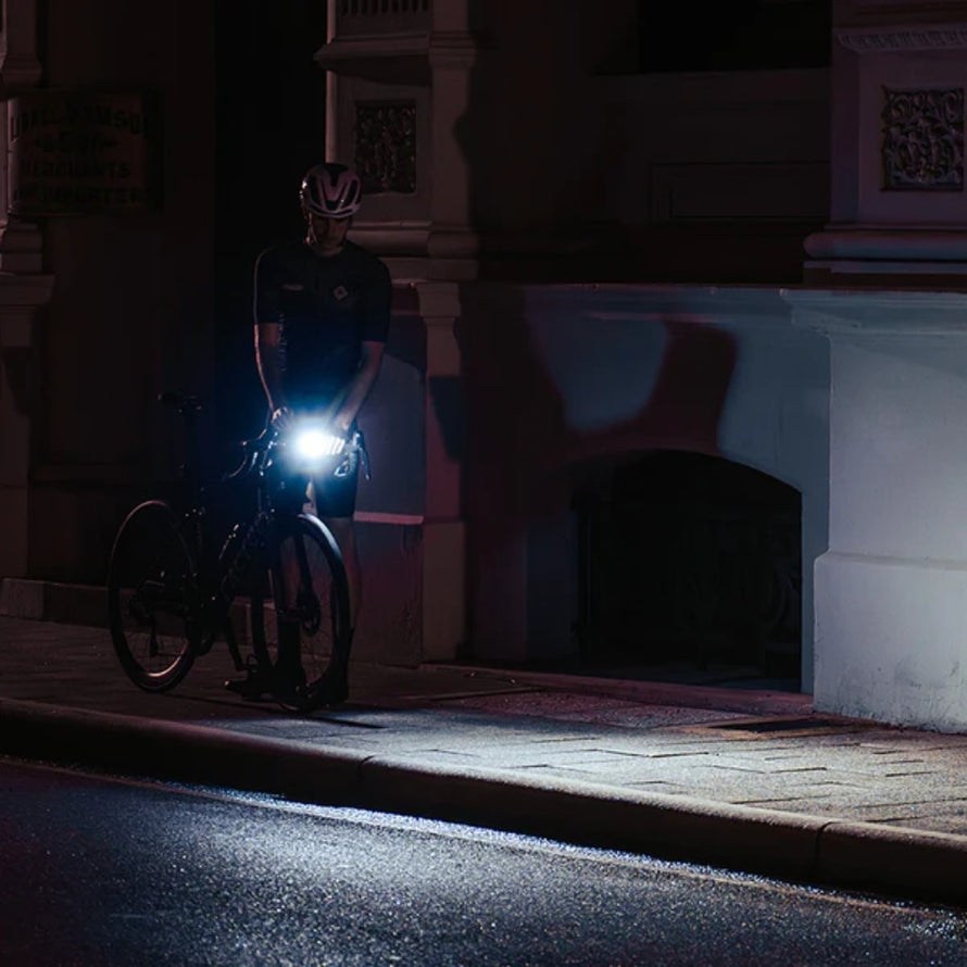 Lampe avant vélo Ravemen FR 500 avec support Garmin Wahoo pour un éclairage vélo puissant et sécurisé en conditions nocturnes