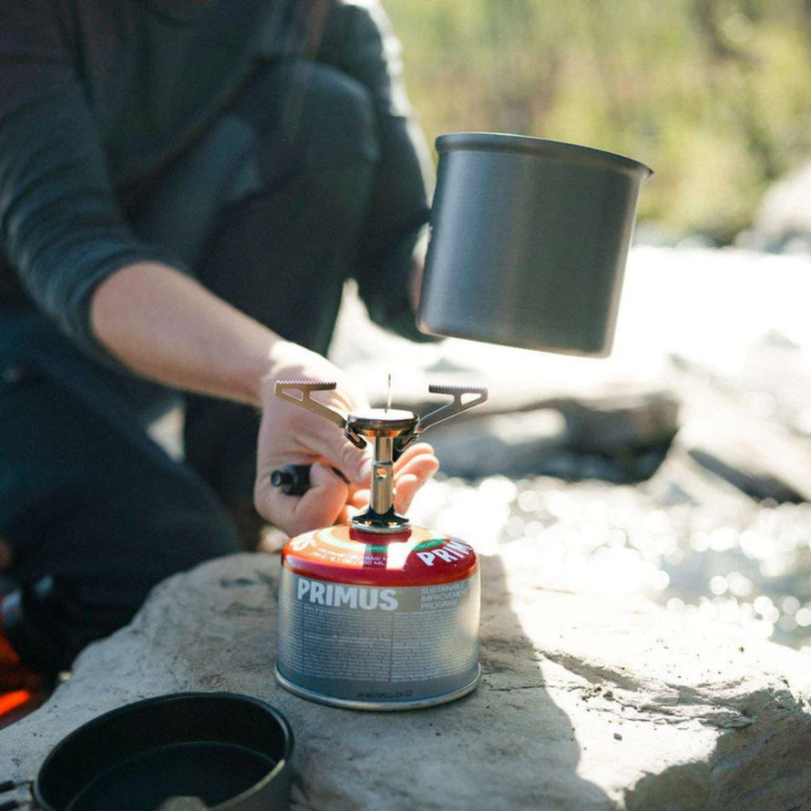 Réchaud Primus Express Stove fixé sur cartouche de gaz à vis