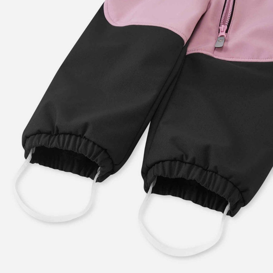 Poignets elastiques avec sangles de la combinaison softshell enfant Reima Mjosa rose et noir pour un maintien optimal