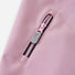 Détail fermeture éclair rose de la combinaison softshell enfant Reima Mjosa, résistante et adaptée aux activités outdoor