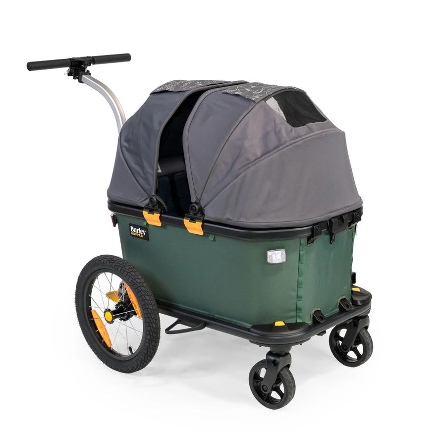 En mode piéton, la remorque vélo Hopper de Burley peut être transformée en poussette double grâce aux siège enfant et pare-soleil