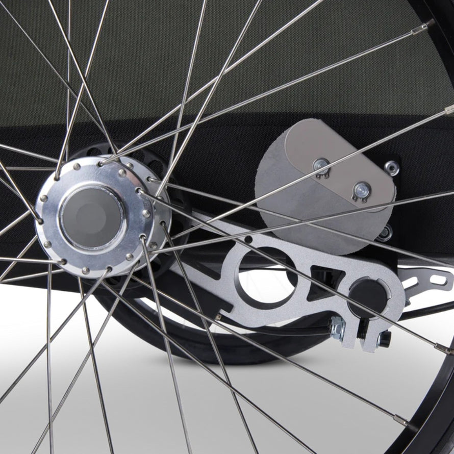 Détail de la roue et fixation robuste de la remorque vélo enfant 2 places Croozer Kid Ellma 2 olive