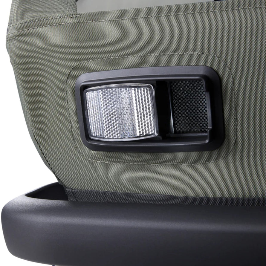 Détail de la remorque vélo enfant 2 places Croozer Kid Ellma 2 en olive avec réflecteur intégré pour sécurité