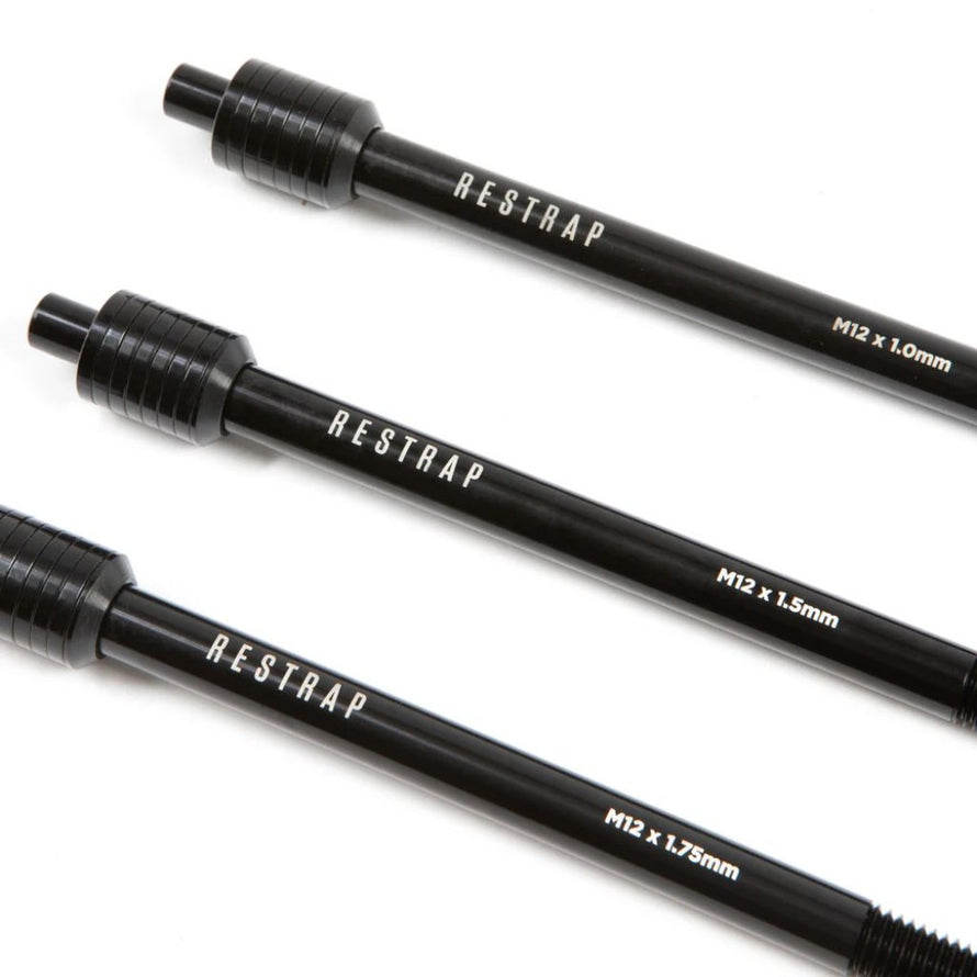 Axe traversant Restrap Switch axle noir pour porte-bagages vélo, fixation fiable et compatible avec cadres variés