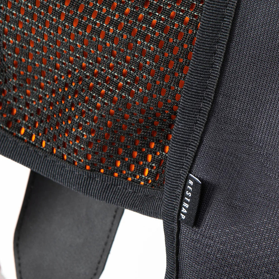 Détail du tissu respirant du harnais de transport vélo Restrap Hike A Bike Harness pour un confort optimal