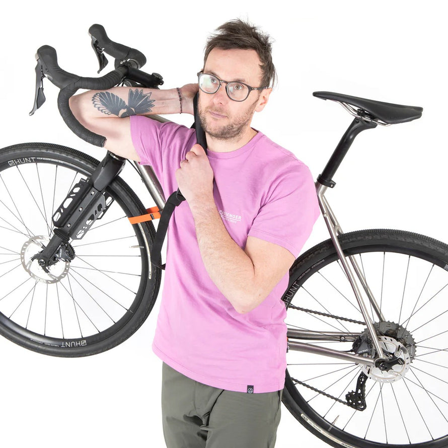 Harnais de transport vélo Restrap Hike A Bike Harness porté sur le dos pour un port facile et confortable du vélo