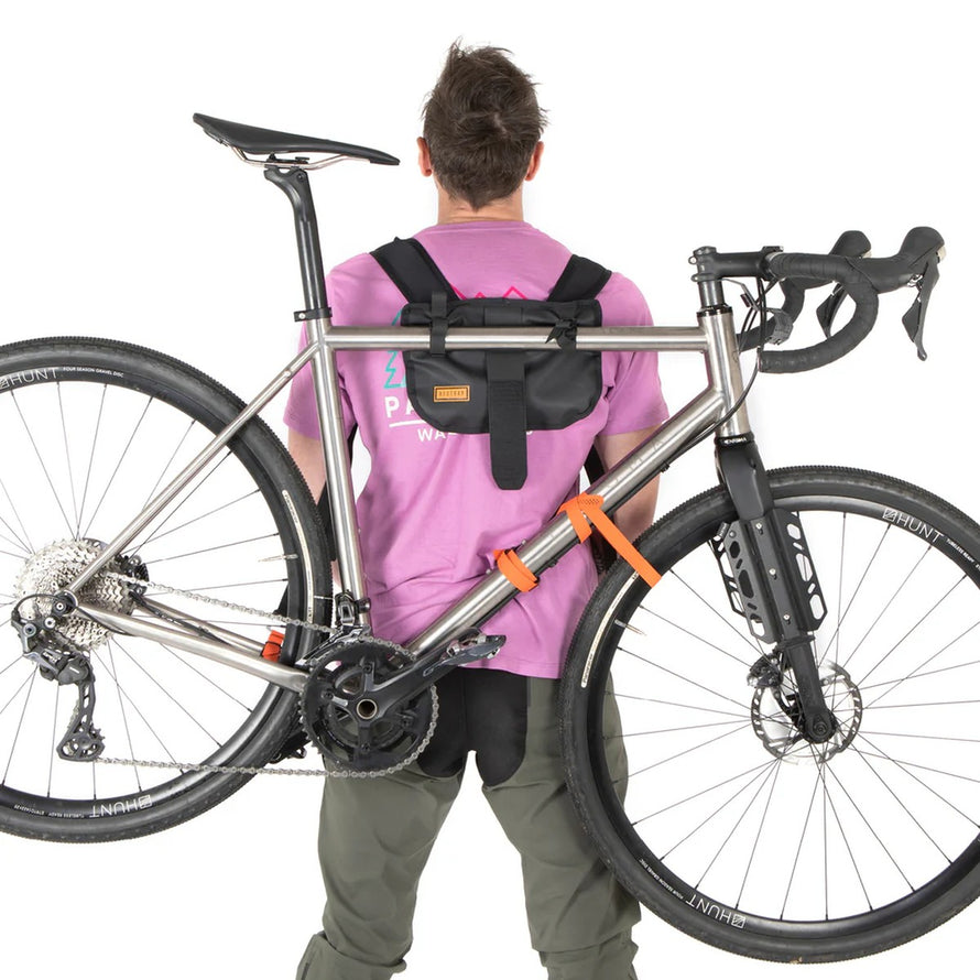Harnais de transport vélo Restrap Hike A Bike Harness porté dans le dos pour faciliter le port du vélo