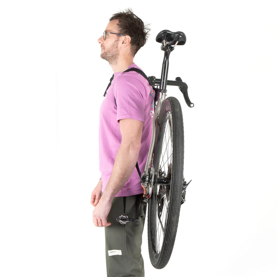 Harnais de transport vélo Restrap Hike A Bike Harness porté sur le dos pour un transport confortable et pratique