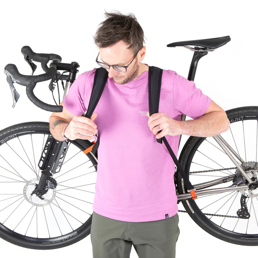 Harnais de transport vélo Restrap Hike A Bike Harness porté sur le dos pour un transport facile et ergonomique du vélo
