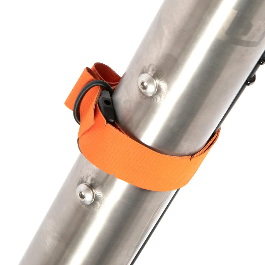 Fixation sécurisée du harnais de transport vélo Restrap Hike A Bike Harness sur cadre métallique