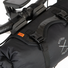 Détail du système de fixation du holster de la sacoche Race Bar Bag Flat Bar