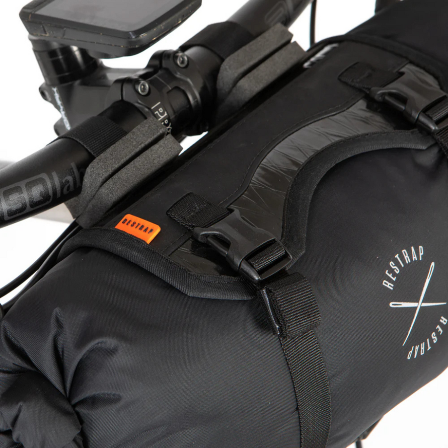 Détail du système de fixation du holster de la sacoche Race Bar Bag Flat Bar