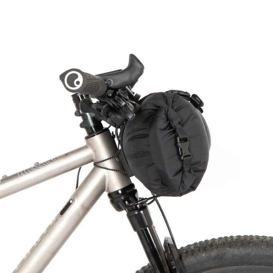 Ouverture latérale de la sacoche étanche Race Bar Bag Flat Bar avec accès rapide au contenu
