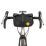 Sacoche de guidon Restrap Rolltop Canister installée à l’avant d’un vélo gravel.
