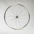 Roue arrière de vélo 28 pouces argentée, vue de profil complet, avec jante et rayons métalliques.