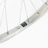 Détail de l’étiquette sur la jante aluminium de la roue avant de vélo 650B
