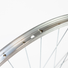 Détail du perçage de valve sur la jante aluminium de la roue avant 650B