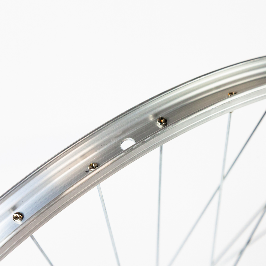 Détail du perçage de valve sur la jante aluminium de la roue avant 650B