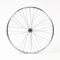 Vue de face de la roue avant de vélo 650B montée avec jante aluminium