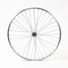 Vue de face de la roue avant de vélo 650B montée avec jante aluminium
