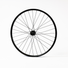 Roue vélo avant 650B avec jante noire Mach1, vue trois-quarts, rayons noirs et moyeu avant pour vélo urbain et trekking
