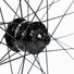 Gros plan sur le moyeu avant noir de la roue vélo 650B, montage solide et fiable