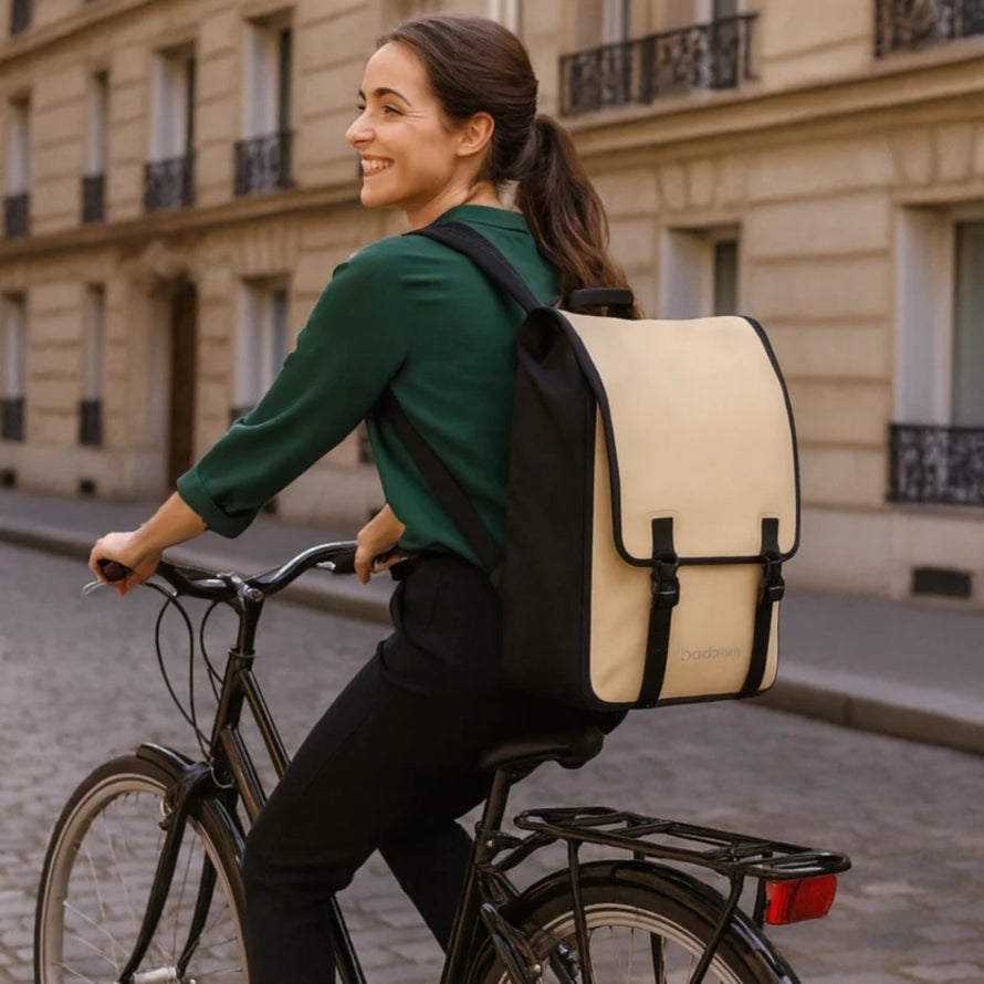 Sac à dos convertible vélo Badawin Moh 25 L beige noir porté en ville pour trajets urbains confortables et sécurisés
