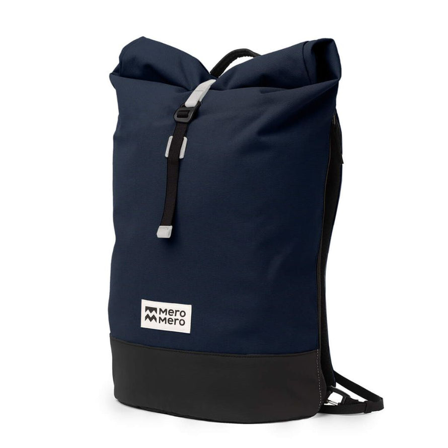 Sac à dos MeroMero Annecy bleu marine en vue studio, conçu pour les cyclistes urbains et les déplacements quotidien