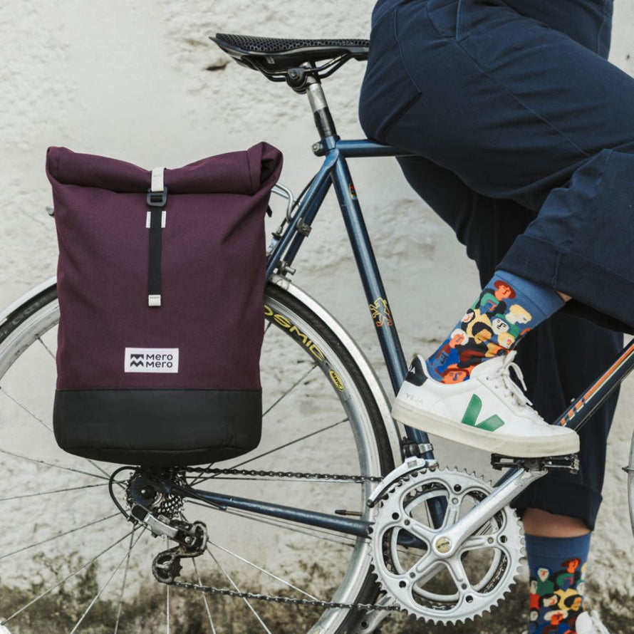 Sacoche vélo MeroMero Annecy fixée sur un porte-bagages, utilisée par un cycliste urbain en déplacement.