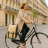 Sac à dos convertible vélo Badawin Moh 25 L beige et noir porté sur un vélo en ville