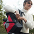 Une femme porte le sac à dos vélo réfléchissant et imperméable UCRR Urban Circus noir et rouge
