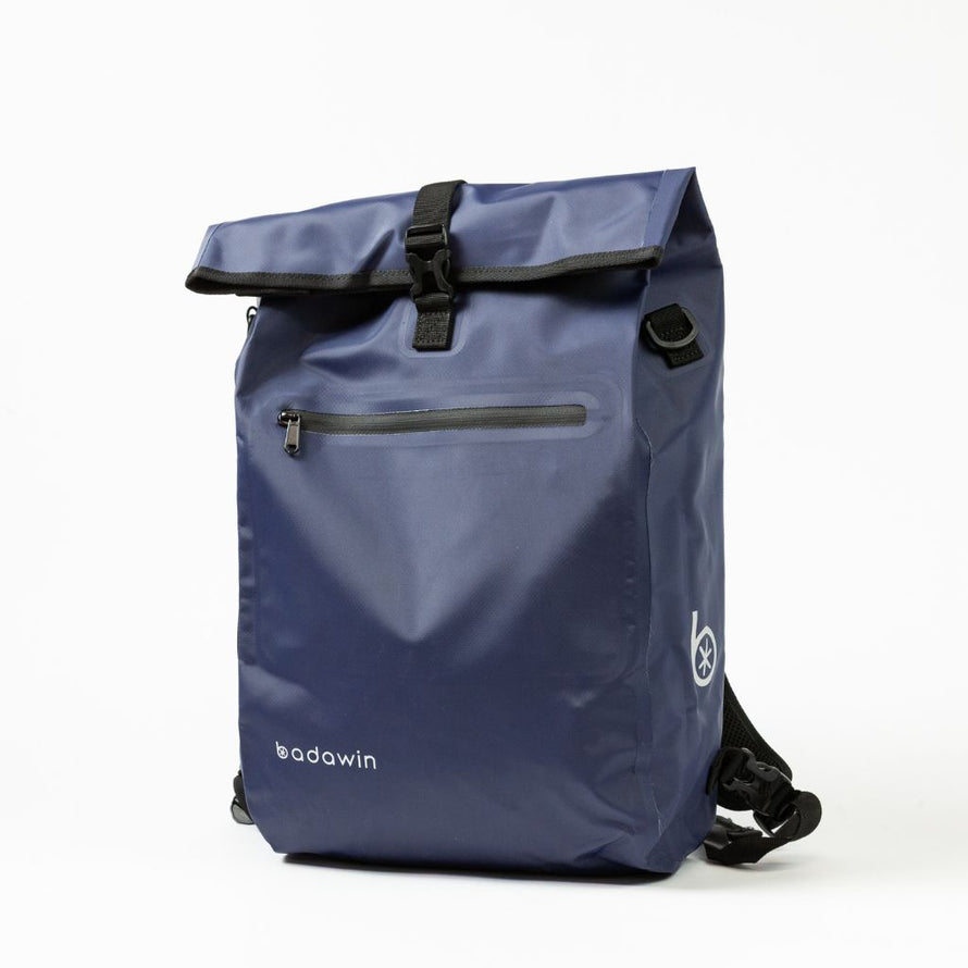 Vue de profil gauche du sac à dos convertible en sacoche vélo Badawin Ali 28 L bleu marine