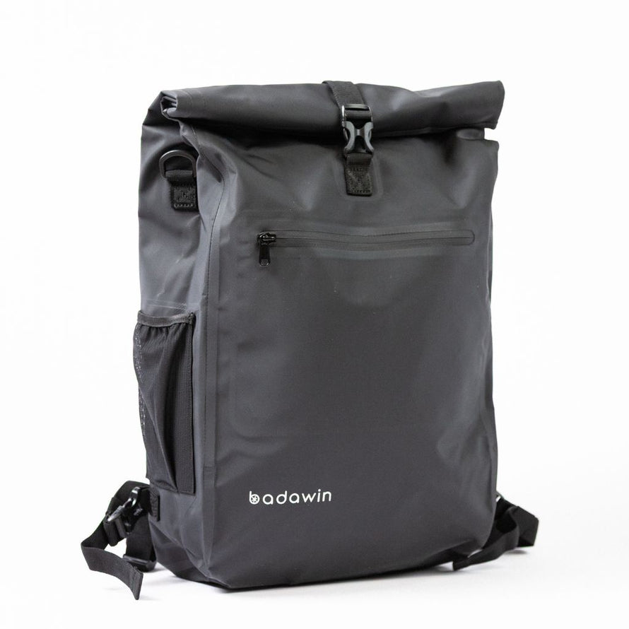 Vue avant du sac à dos convertible en sacoche vélo Badawin Ali 28 L noir avec poche zippée frontale