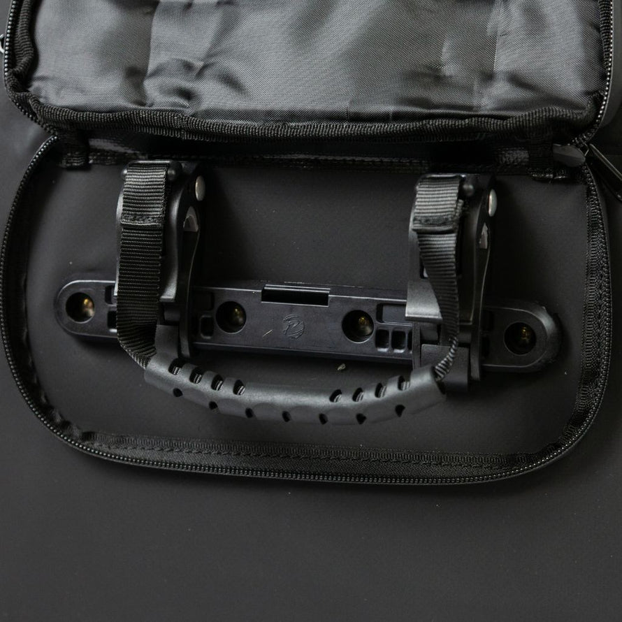 Vue arrière du sac à dos convertible en sacoche vélo Badawin Ali 28 L noir avec système de fixation pour porte-bagages