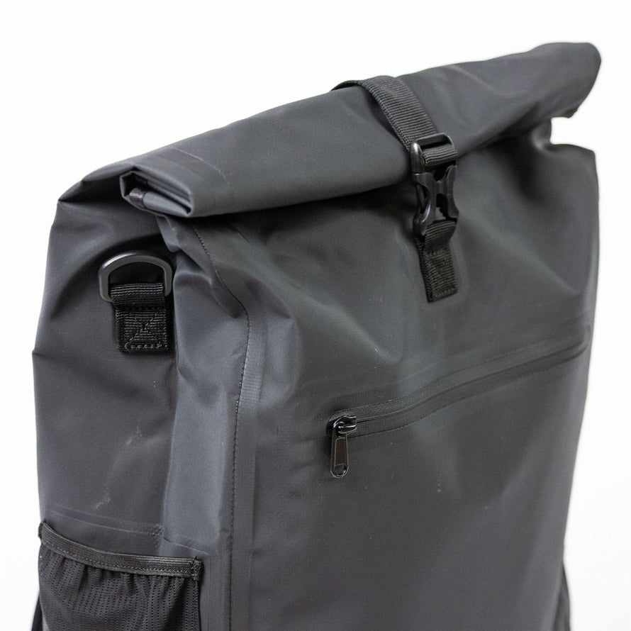 Détail de la fermeture enroulable du sac à dos sacoche vélo Badawin Ali 28 L noir, étanche et pratique pour le vélotaf