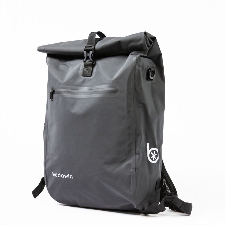 Sac à dos sacoche vélo Badawin Ali 28 L noir, vue de profil avec logo Badawin et fermeture étanche