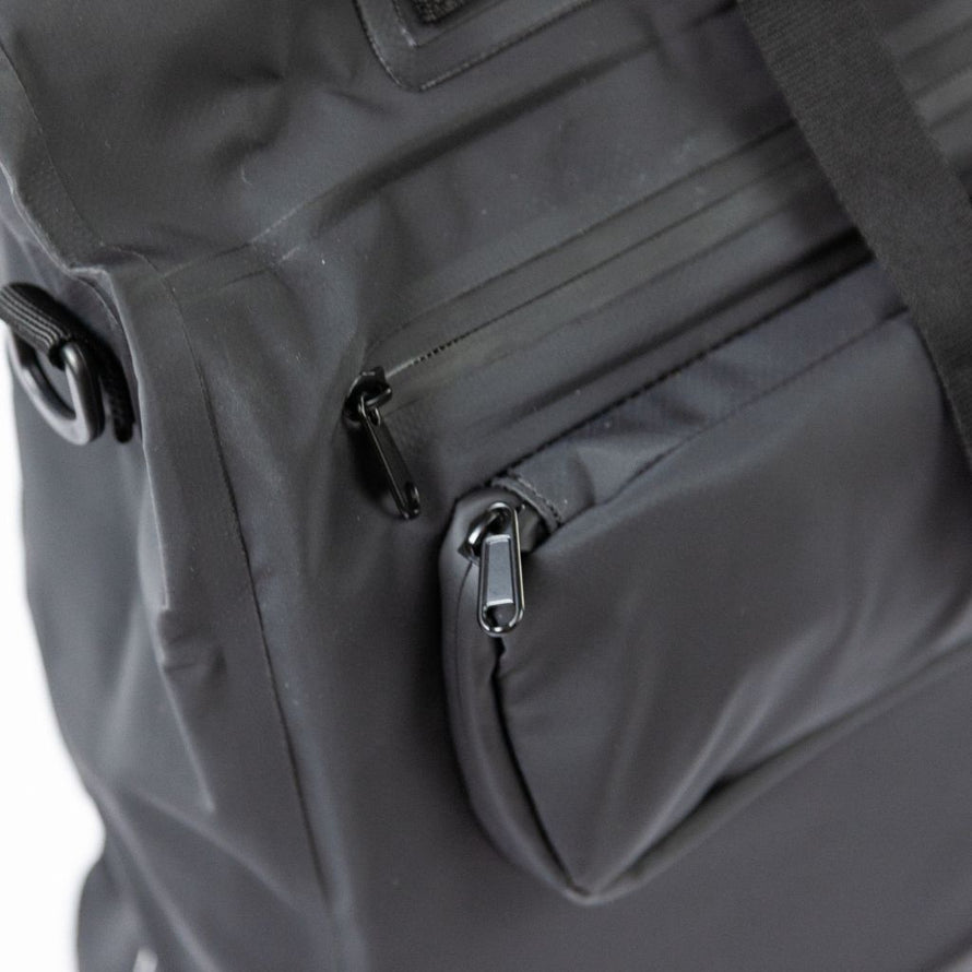 Détail de la poche arrière zippée et des coutures étanches du sac à dos sacoche Badawin Ali 28 L noir