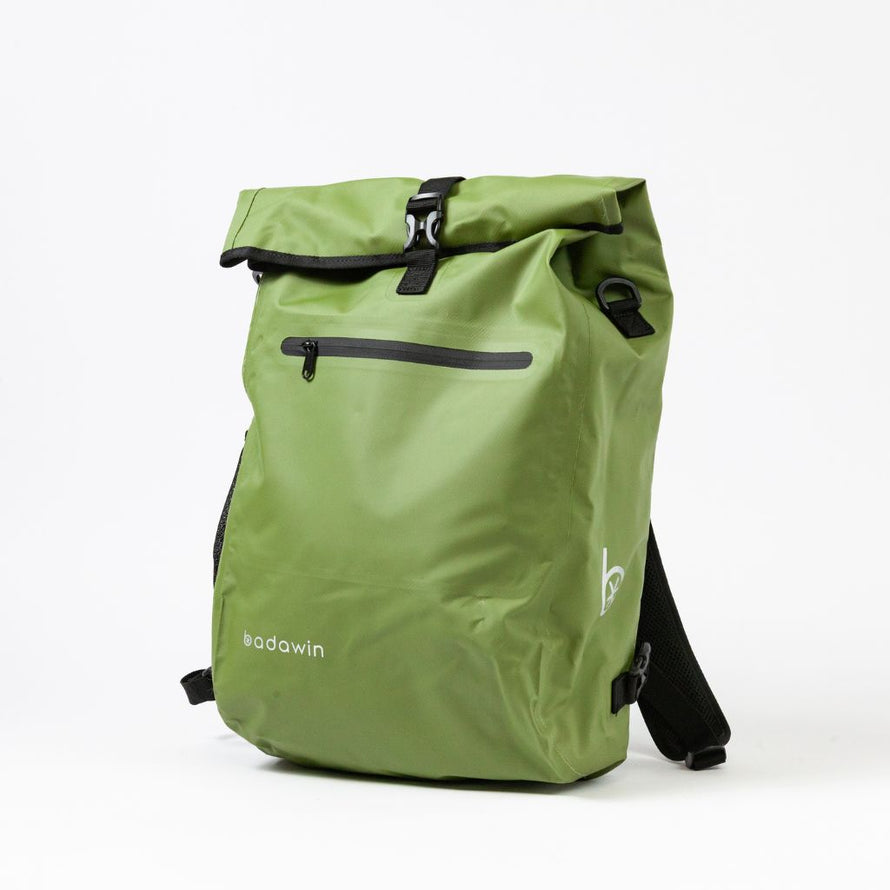 Vue de profil gauche du sac à dos convertible en sacoche vélo Badawin Ali 28 L vert avec logo Badawin visible