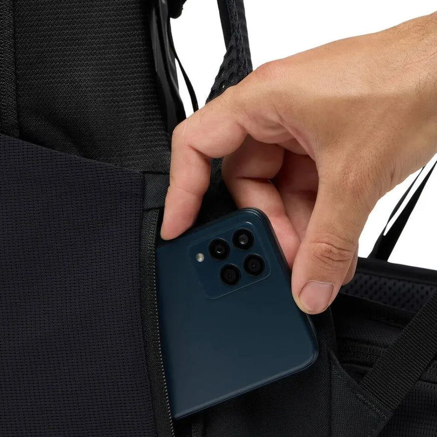 Sac à dos Trailvent Vaude 15 L noir vue de la poche pour smartphone