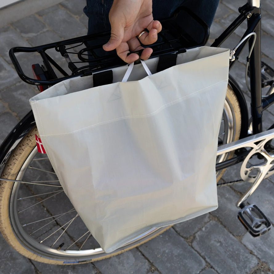 Sac cabas blanc Cobags Bikezac 2.0 20L pour porte-bagages arrière vélo, robuste et facile à fixer