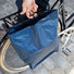Sac cabas bleu Cobags Bikezac 2.0 20L fixé sur porte-bagages arrière vélo, léger et résistant