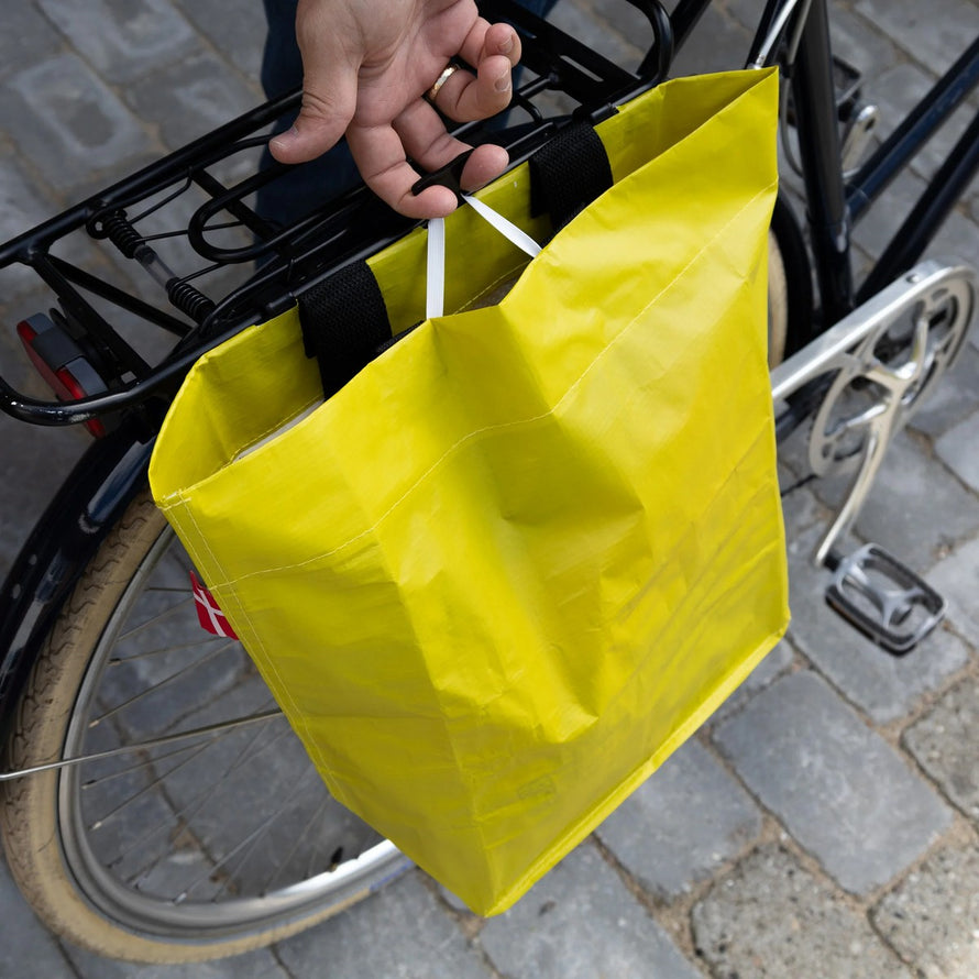 Sac cabas jaune Cobags Bikezac 2.0 20L pour porte-bagages arrière vélo, léger et facile à fixer