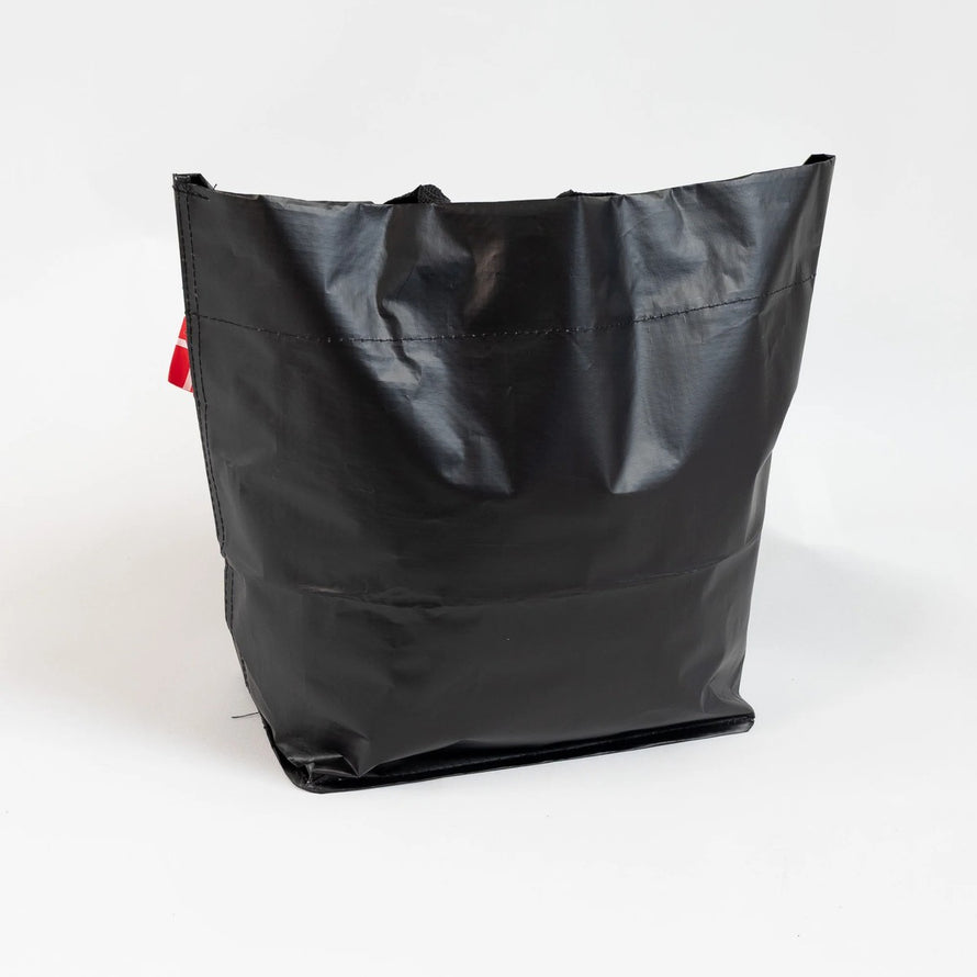 Sac cabas noir brillant Cobags Bikezac 2.0 20L pour porte-bagages arrière vélo, design simple et fonctionnel