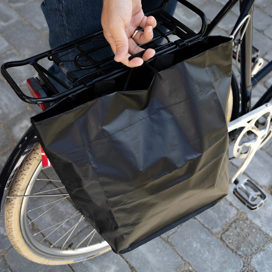 Sac cabas noir Cobags Bikezac 2.0 20L pour porte-bagages arrière vélo, résistant et facile à transporter