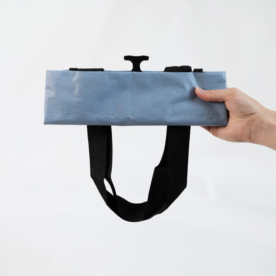 Sac cabas pliable bleu clair Cobags Bikezac 2.0 20L, compact et léger pour porte-bagages arrière vélo