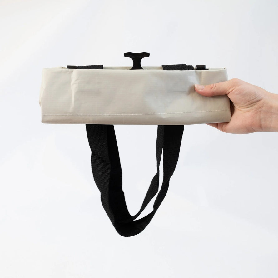 Sac cabas beige Cobags Bikezac 2.0 20L pour porte-bagages arrière vélo, léger et facile à transporter